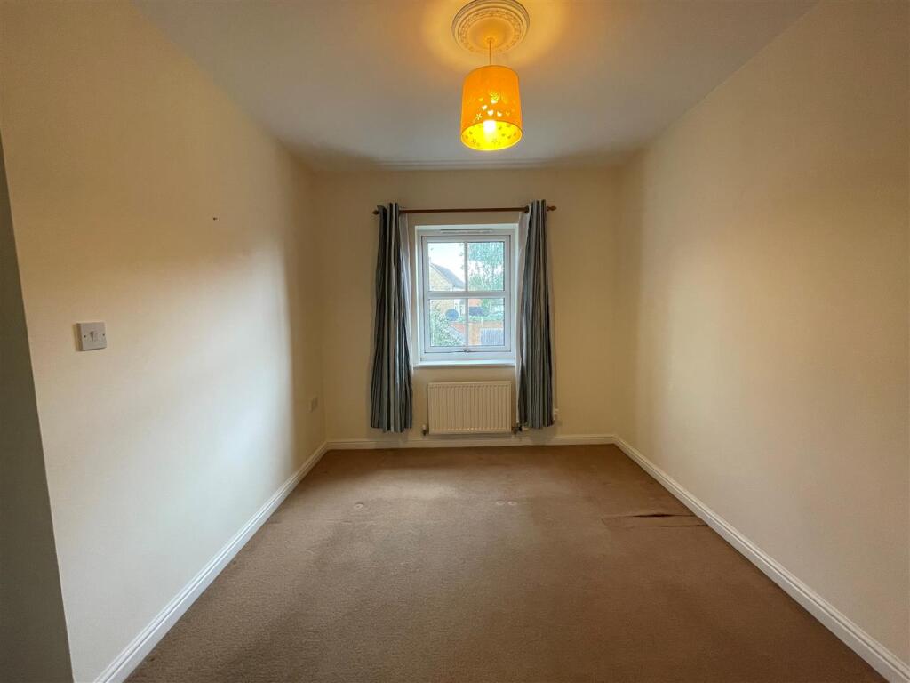 4 Baines Close - Bed 1.jpg
