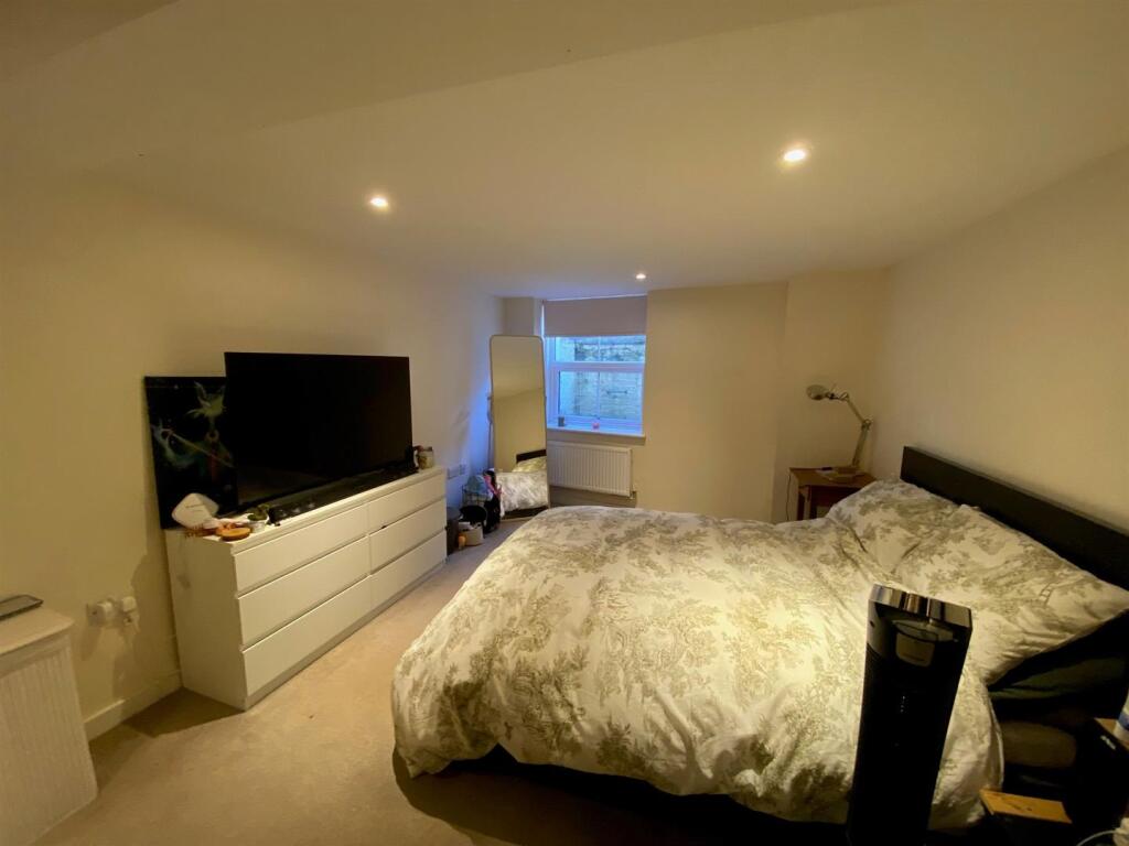 Master Bedroom (2).jpg