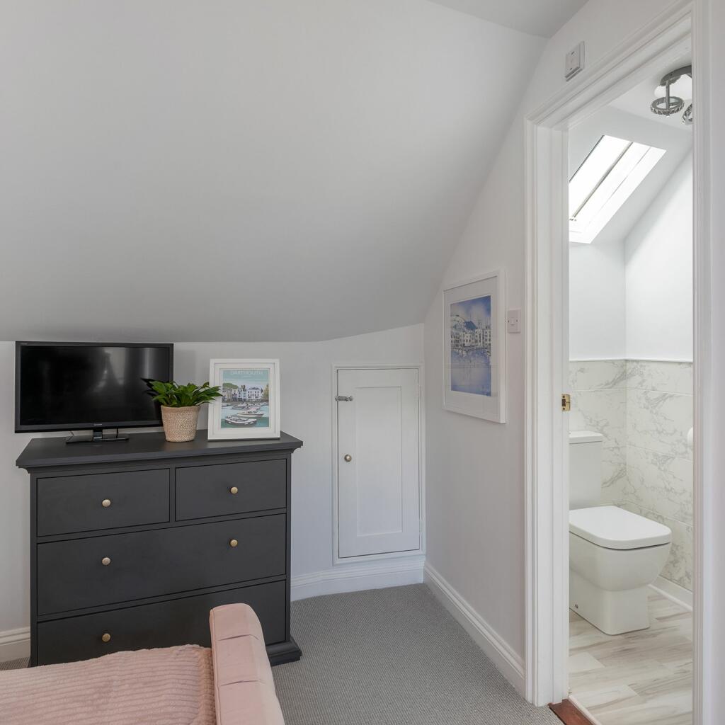 Bedroom 1 &amp; ensuite WC-18 Lower St - Dartmouth