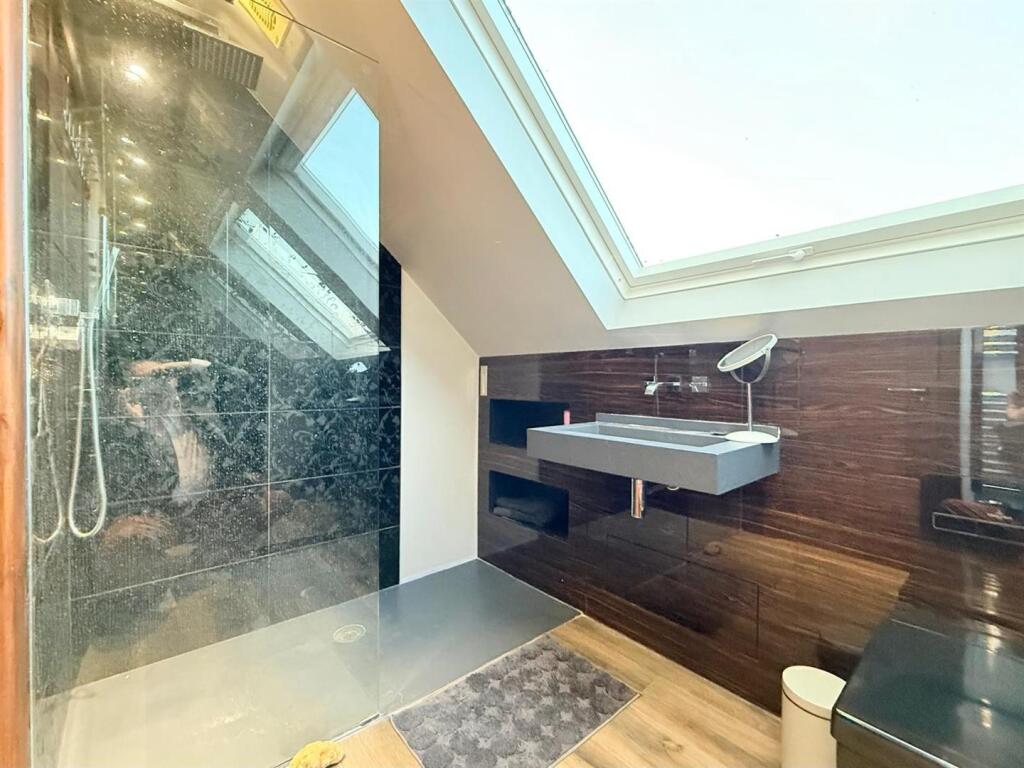 bathroom 2.jpg