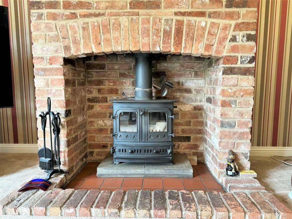 Exposed Fireplace &amp; Multi-Fuel burner 724