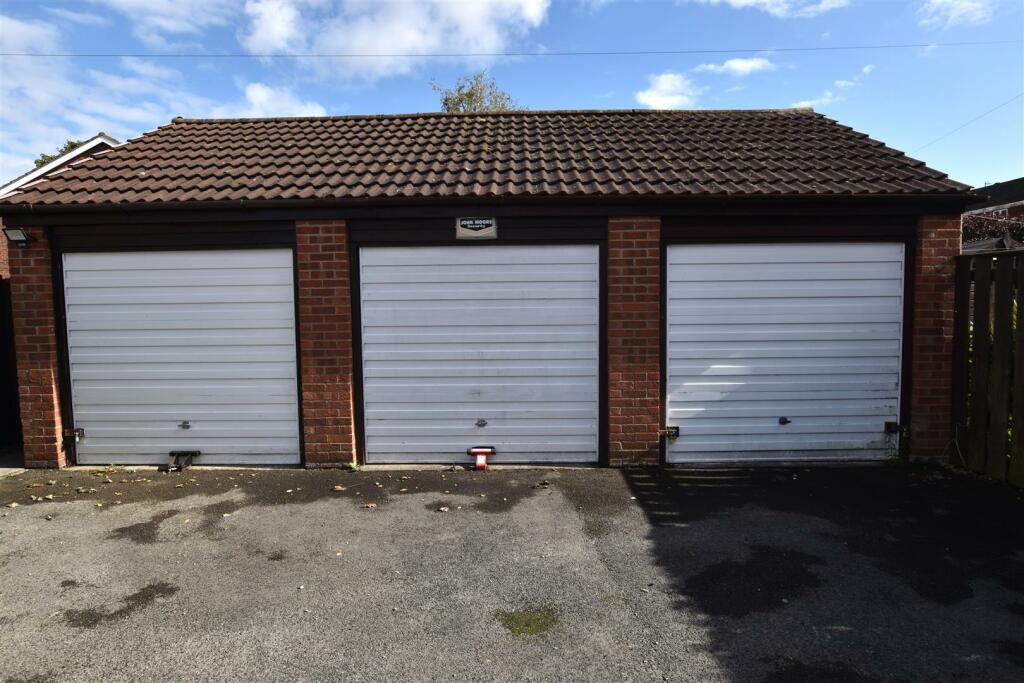 Garage (middle one).JPG