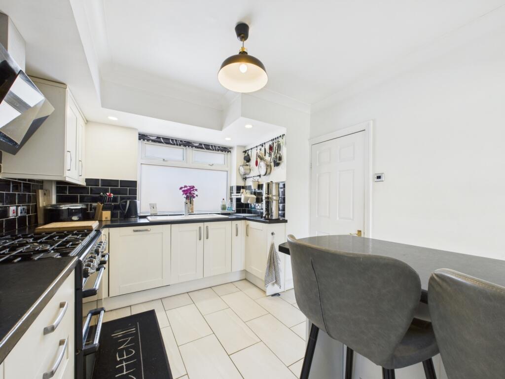 CAM02386G0-PR0123-STILL025