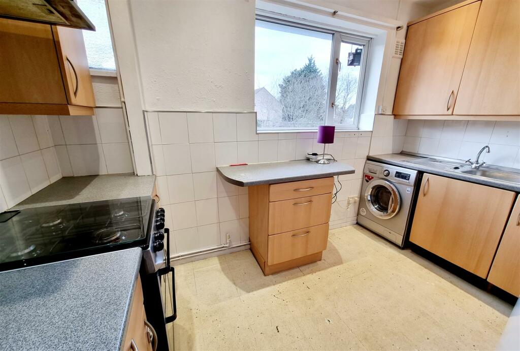 FITTED KITCHEN: