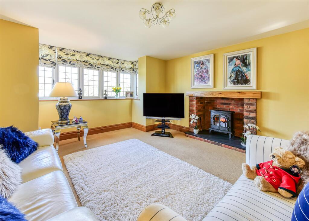3 The Gables-lounge2.jpg