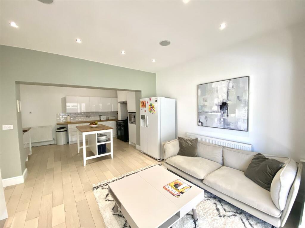 KICHEN/FAMILY DINING ROOM