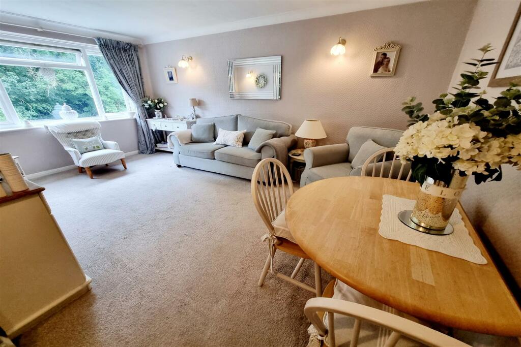ATRACTIVE RECEPTION ROOM WITH A VIEW::