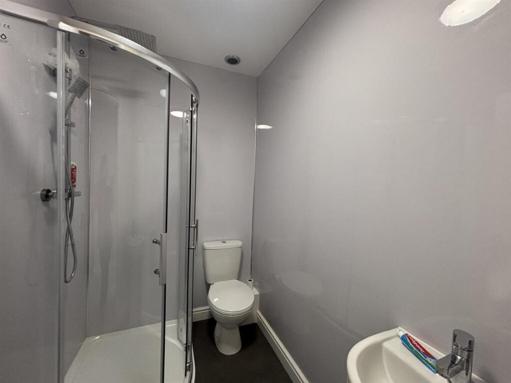 Bathroom 2.jpg