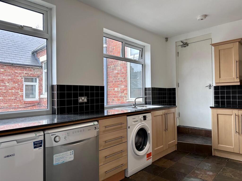Kitchen 1.jpg