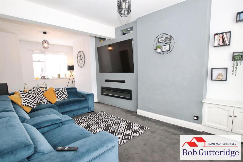 OPEN PLAN LOUNGE / DINING ROOM