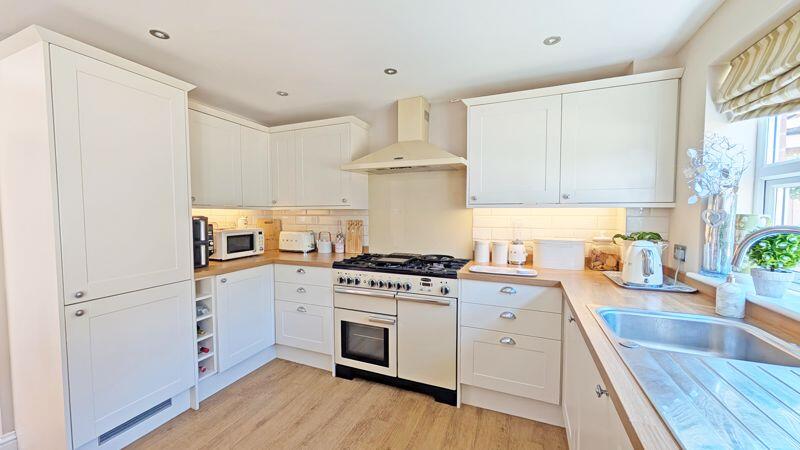 KITCHEN/DINING AREA