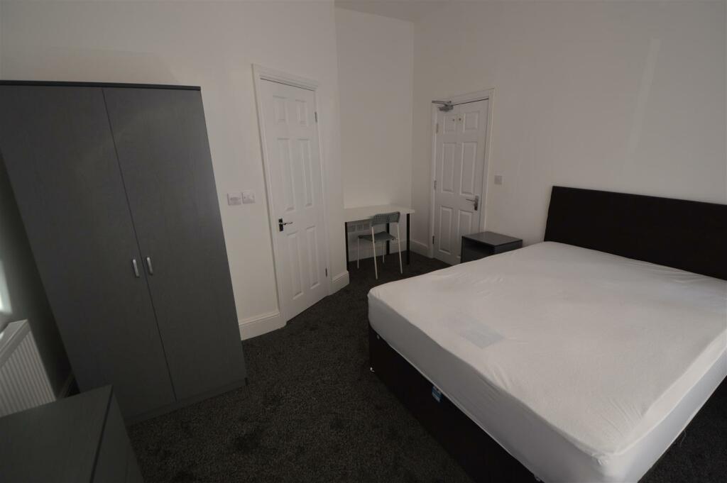 bedroom to ensuite.JPG