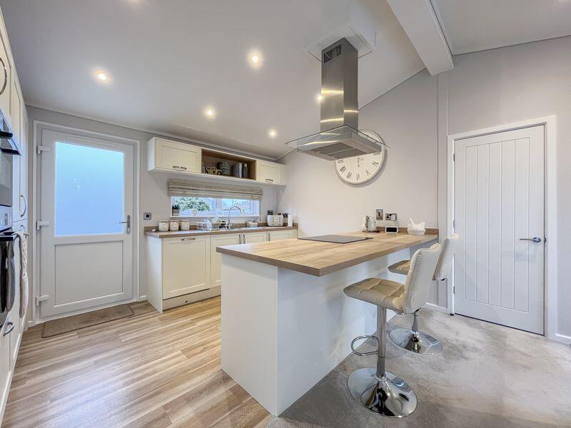 OPEN PLAN KITCHEN/DINING ROOM