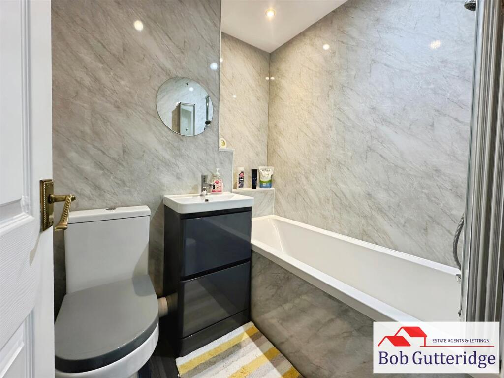 FIRST FLOOR BATHROOM