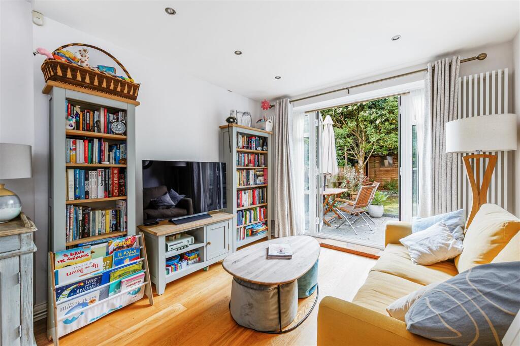 Flat 1 - 31 Birkbeck Grove-4.jpg