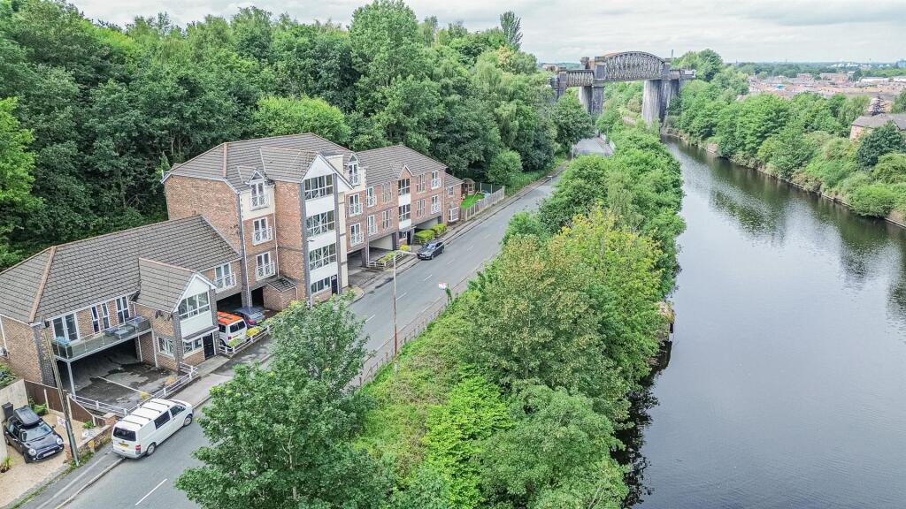 Apartment &amp; Canal View