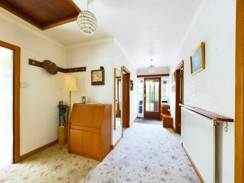 L'SHAPED ENTRANCE HALLWAY