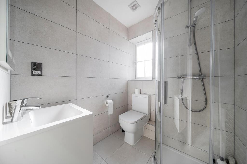 En Suite Bathroom: