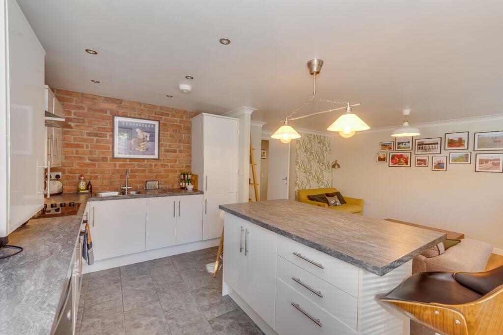 OPEN PLAN KITCHEN/LOUNGE