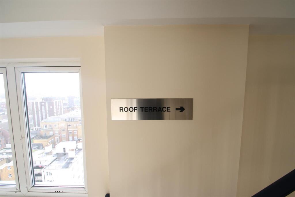 TO THE ROOF TERRACE