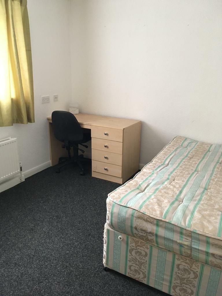 10) 18 Melbourne Street  Bedroom  2 21.07.2020.jpg
