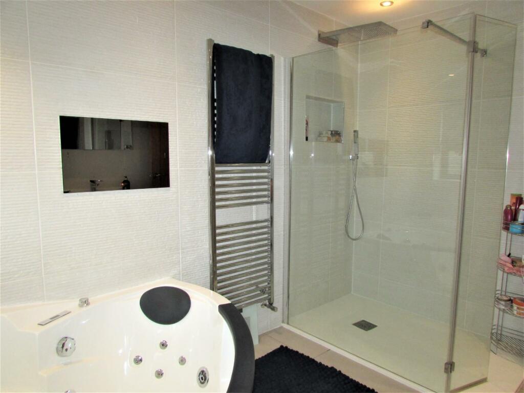 ARE324bath2.JPG
