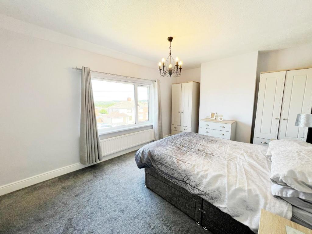 Bedroom 1 pic 2.jpg
