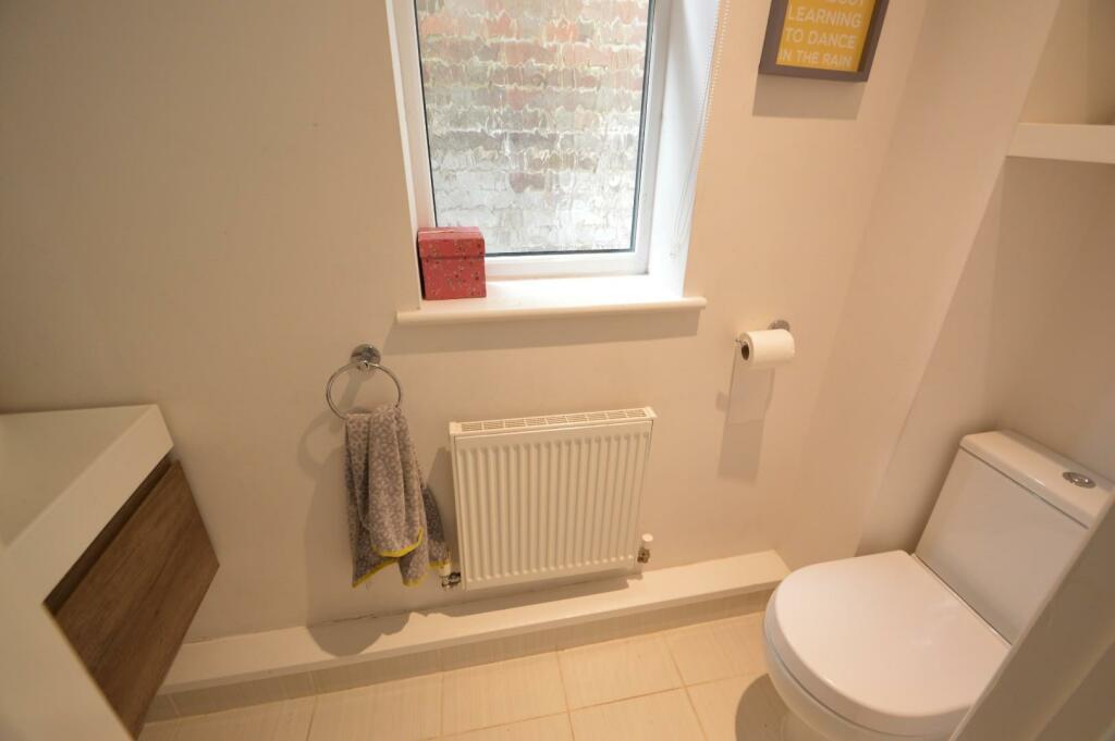 63 Nether Court cloakroom.JPG