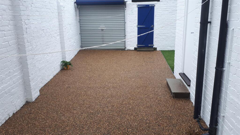 26 Lyndhurst Rear Yard 1.jpg
