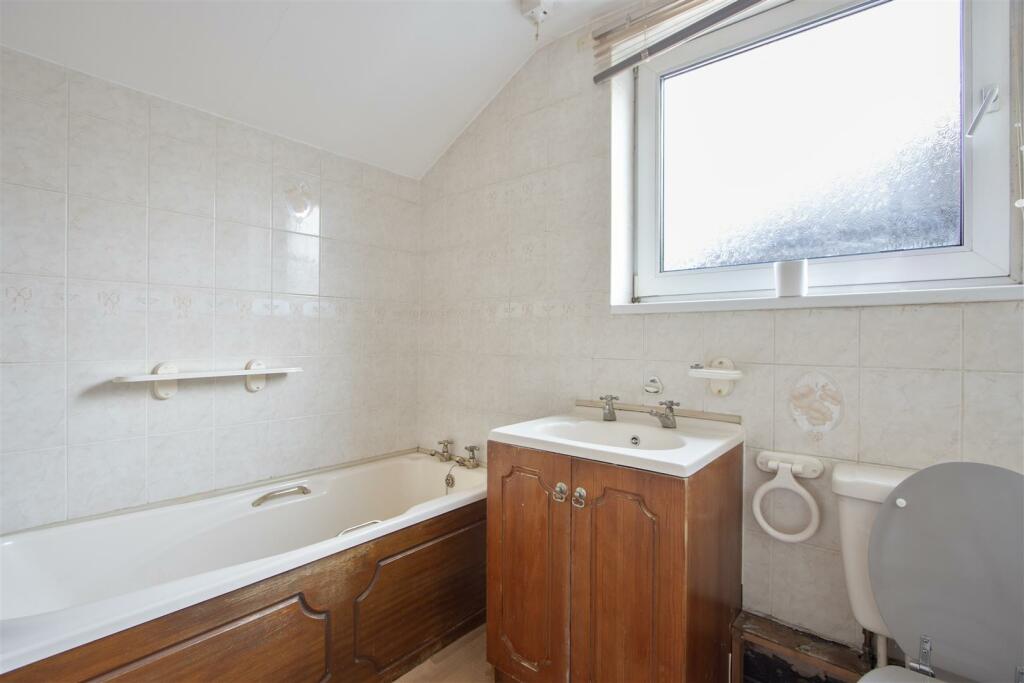 family bathroom .jpg