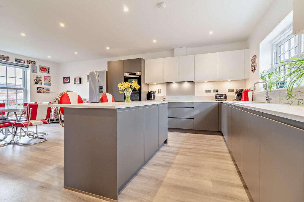 8587091-interior0...