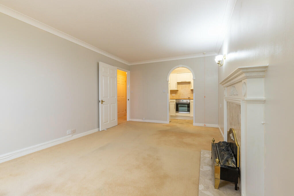 Lounge/Dining Roo...