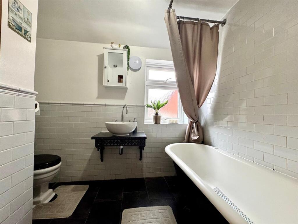 Bathroom 2.jpg