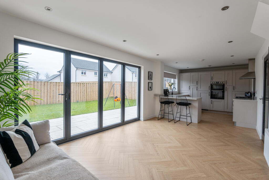 KITCHEN/SITTING ROOM