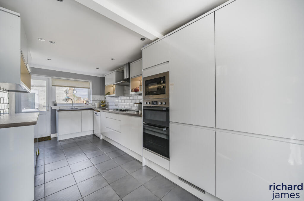 4c864b37881a417585d9551fd5d02b01