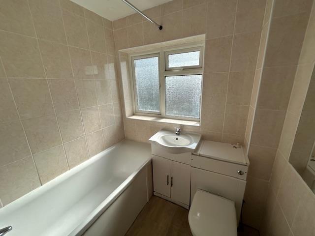 49 Cargreen Road bath.jpg