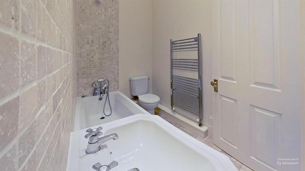 Flat-3-Middle-Crescent-Marine-Crescent-Bathroom-De