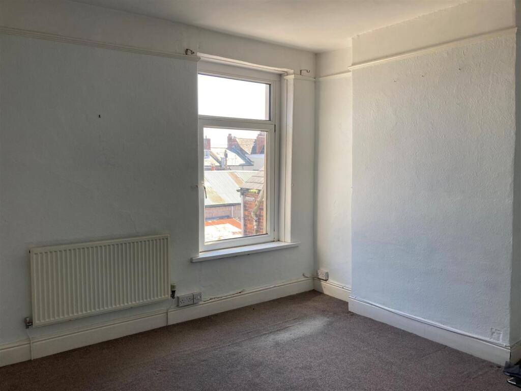 76 High Street - bedroom one 2.jpg