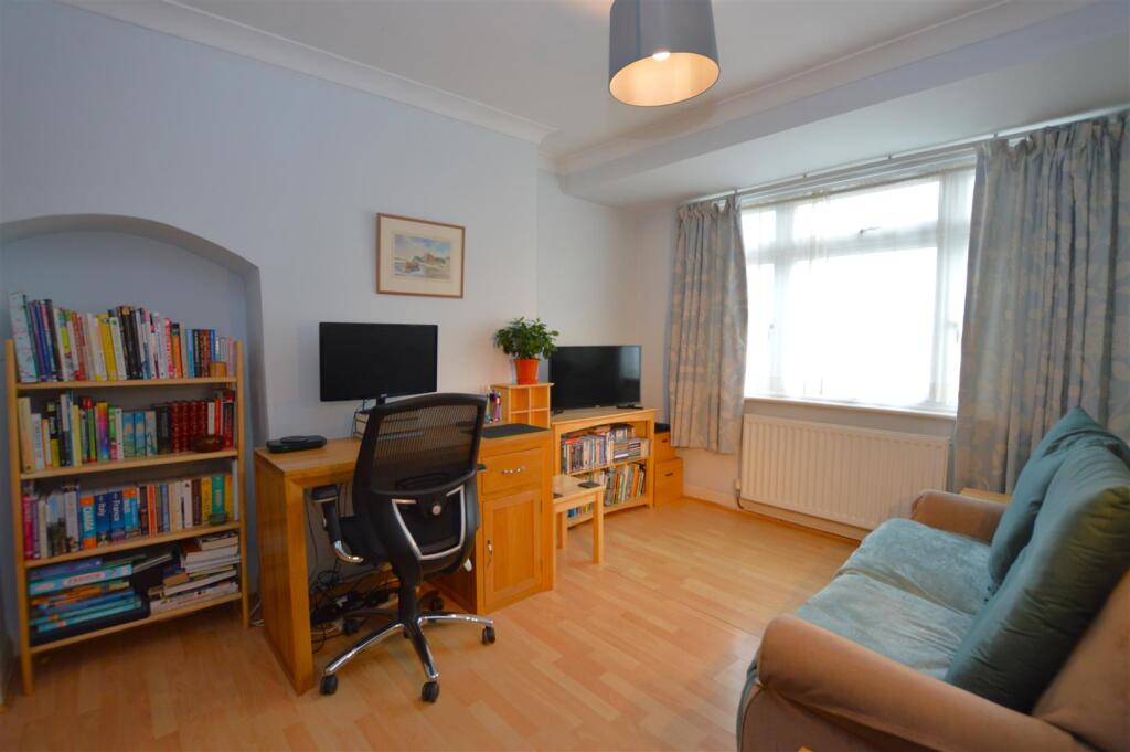 80 Wills Crescent living room.JPG