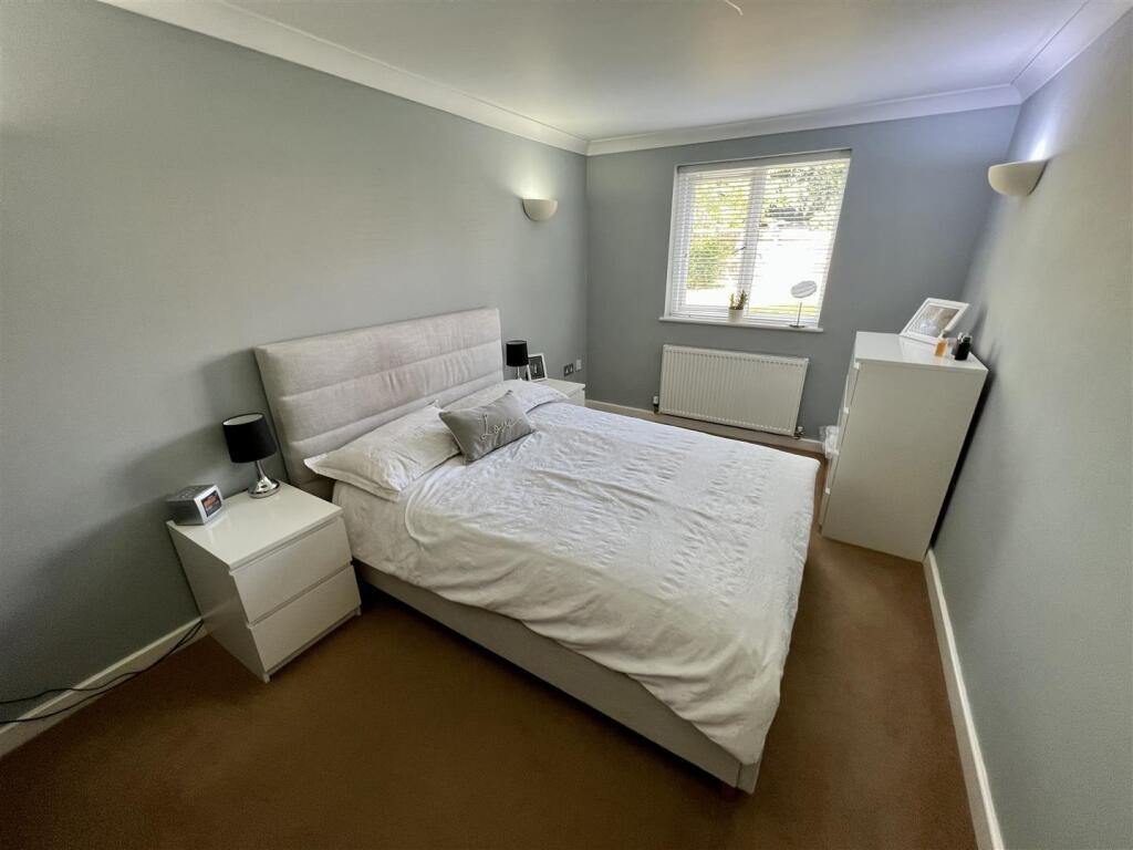 DOUBLE BEDROOM