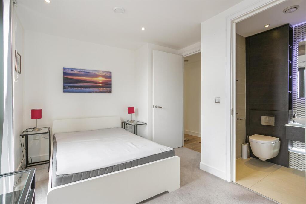 bedroom (2).JPG