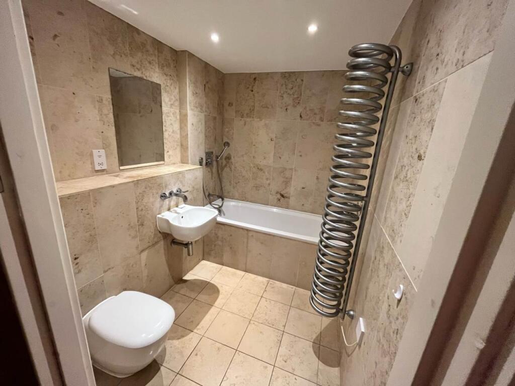 347 Vega-bathroom