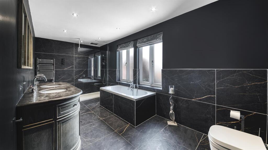 En-Suite Bathroom