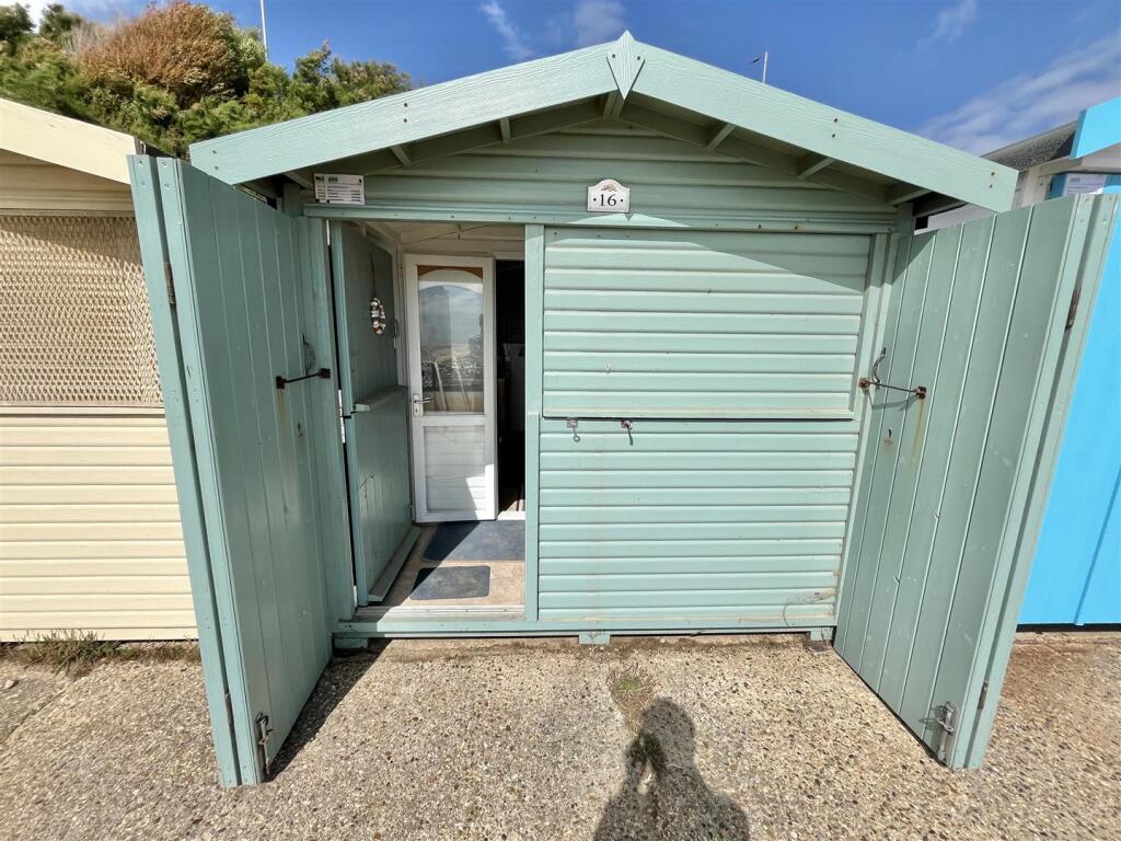 BEACH HUT
