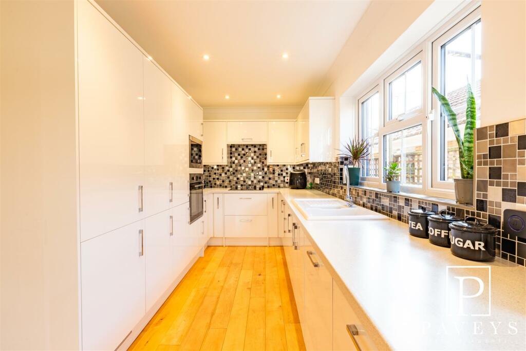 KITCHEN BREAKFAST ROOM