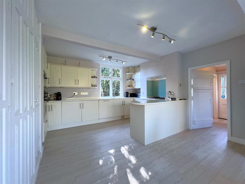 kitchen 2.jpg