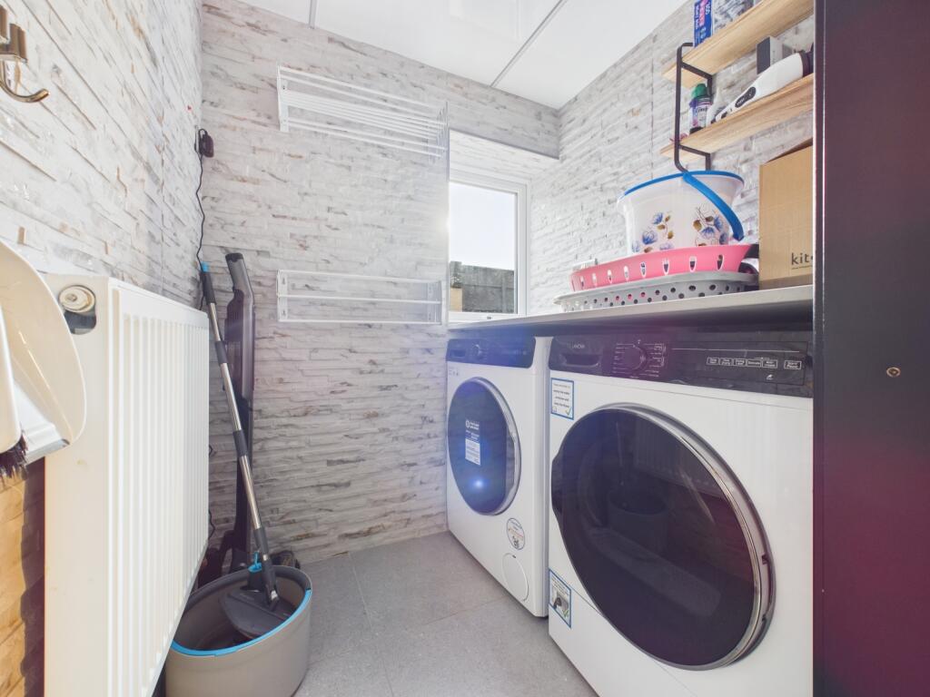 CAM03729G0-PR0173-STILL020