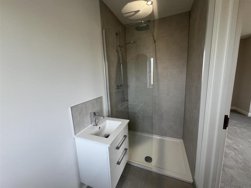 9. Ensuite 1.JPG