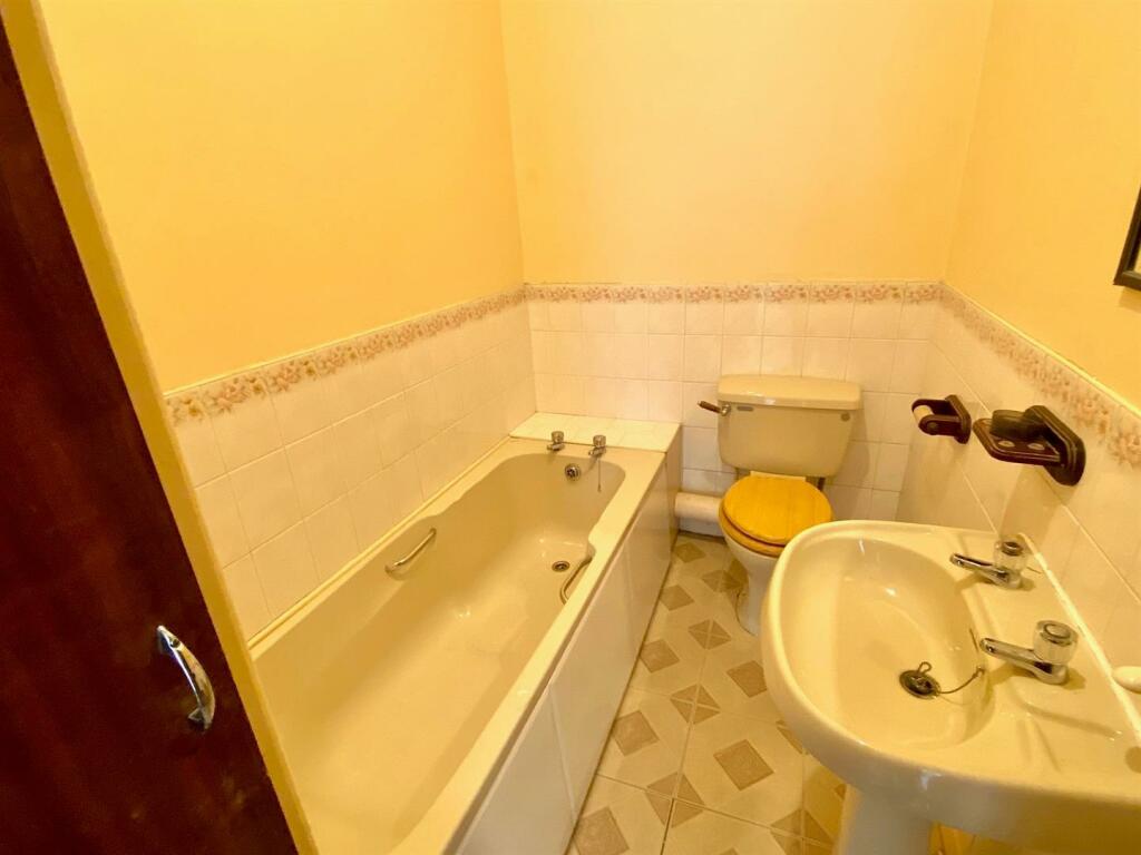regent street 6 bathroom.jpg