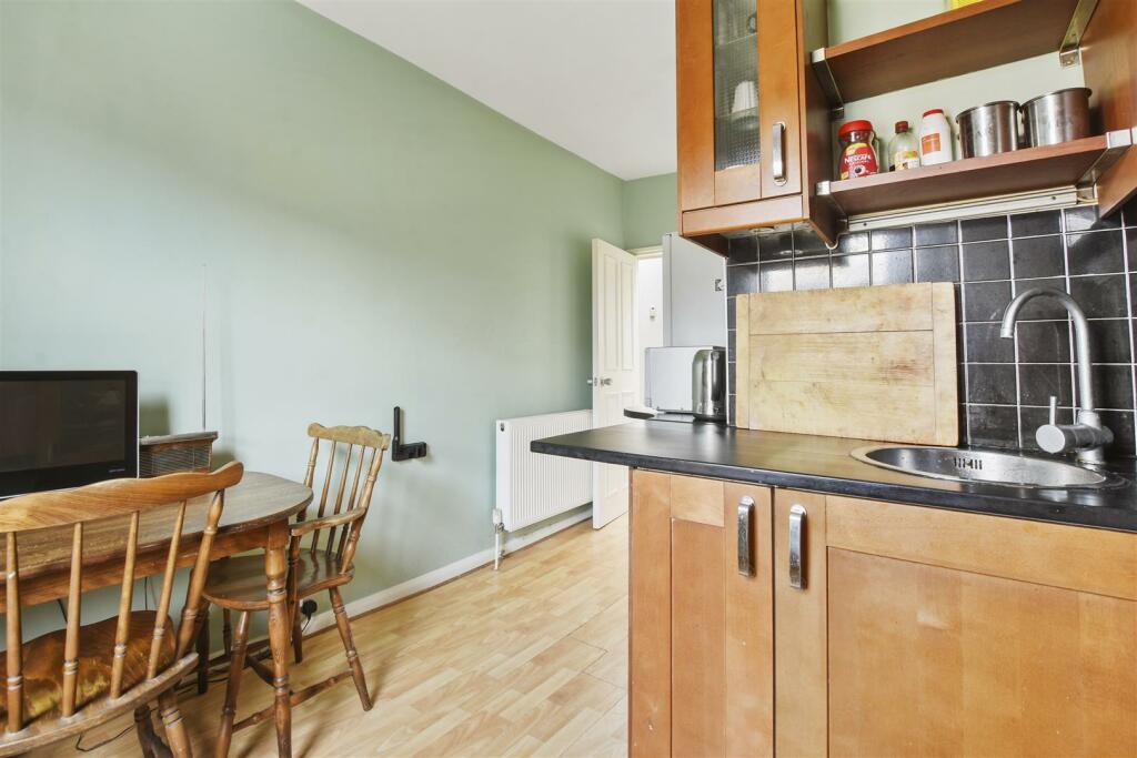 10-cd0dGCWT - FFF 37 Earlsmead Road - Kitchen 4 -O